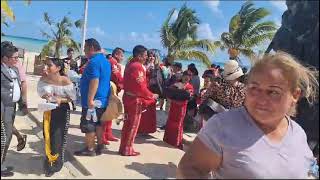 Todo colorido, linda gente, me encantan los mariachis...