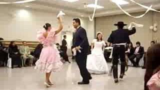 a mi me hicieron bailar cueca en mi matrimonio...