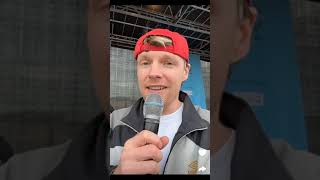 Enzo Knol presenteert op het podium bij TT Assen