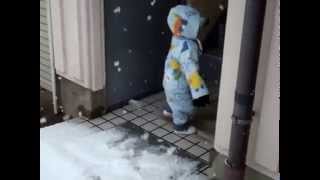 初雪にビックリの赤ちゃん