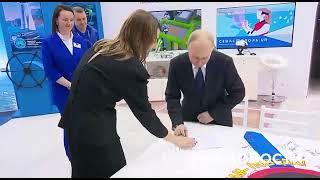 "It's easy to sign" A postcard signed by Putin was presented today #subscribe #and #support #news 👇🔔