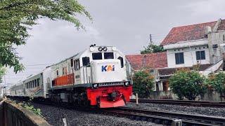 PASUKAN KERETA JARAK JAUH YANG BERHENTI DI STASIUN WATES