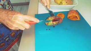 Video tutorial from Cooking School" SMILEANDFOOD" like to peel the pricly pear off