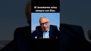 Al levantarme estoy siempre con Dios.