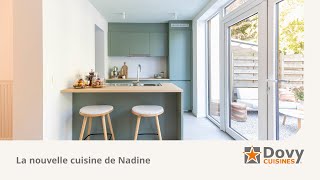 Nadine est très enthousiaste à propos de sa cuisine pratique dans un ton vert frais (réalisation)