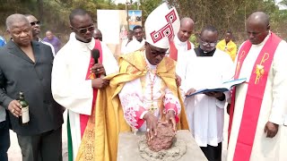 POSE DE LA PREMIÈRE PIERRE DE LA NOUVELLE ÉGLISE DE DIOSSO PAR L'ARCHEVËQUE DE POINTE - NOIRE