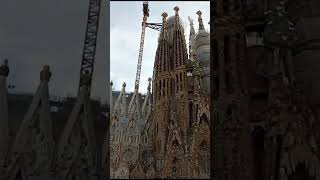 A Beleza da Sagrada Família: Descubra a Paisagem e o Jardim em Frente à Igreja