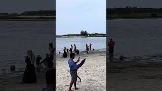 Seru nya di pantai ancol  papi main bola sama anak nya 🫰18feb2024🫰