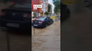 #shorts coches circulando por una calle anegada en Manises, Valencia