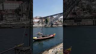 o cenário deslumbrante do Porto, o Rio Douro e Vila Nova de Gaia.