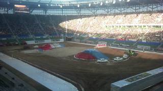 Monster Jam - E-Maxx VS Grave Digger.mp4