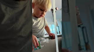 Дэвид выливает с бутылочки воду. Видео с ребенком! #baby #beach #funnyvideos #christmas