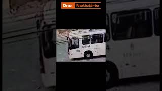 Criança causa acidente ao puxar freio de mão de ônibus em Manaus.