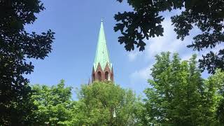 Wilhelmshaven-Innenstadt, evangelische Christus-Garnisonkirche, Vollgeläut am Sonntagmittag.