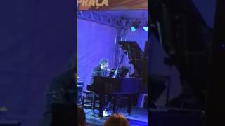 Simoninha cantando "Sa Marina" no piano- Virada Cultural 2017