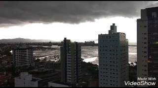 Estragos pela chuva que começou assim ! Olha que interessante o movimento do rio antes da chuva