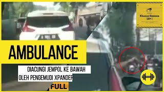 Pengemudi Mitsubishi xpander acungkan jempol ke bawah saat diminta dahulukan mobil ambulance