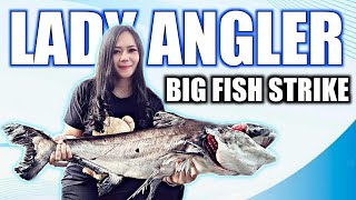 Lady Angler Mancing Ikan Arapaima Gigas di Saung Desa Bekasi