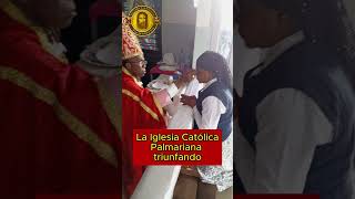 Nuevos fieles recibiendo el Santo Sacramento de la Confirmación en Congo Kinshasa, África.