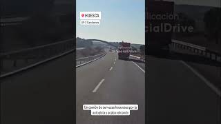 Camionero va haciendo eses por la Ap-2 hasta que vuelca. Candasnos, Huesca #trafico #shorts #viral