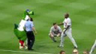 PHILLY PHANATIC tries to ARREST METS WRIGHT FUNNY 8/27/08 PART 2