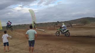 Motocross ultrapassagem de Nuno #154 voando por cima de chumbinho #19