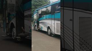 Dua bus pariwisata di area perkantotan #busmaniaofficial