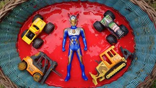 Membersihkan Dan Menemukan Mainan Mobil Balap, Ultraman, Forklift, Bulldozer dan Mobil mobilan