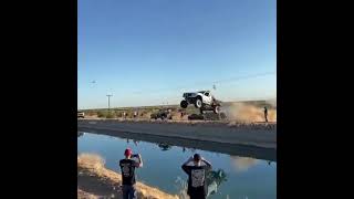 OFF ROADING CROSS RIVER #SHORTS #TREND #BALOCHISTAN #OFFROADING