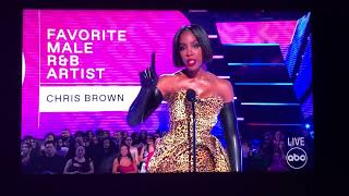 Kelly Rowland tells the audience to chill out while an acceptance speech for Chris Brown AMA’s 2022