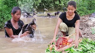 Catch duck cooked with curry taste delicious & Cook fish from you in the forest for food - video 2