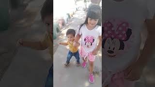 daniela enseñando a caminar al niño 🤣🤣🤣😍 #shorts