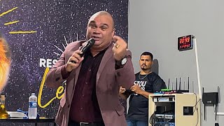 Robson Silva ministrando na igreja calice transbordante em Aracaju Sergipe.