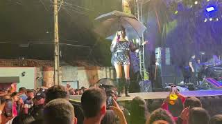 Taty Girl cantou debaixo de um guarda chuva no festival gastronômico em monte das gameleiras rn