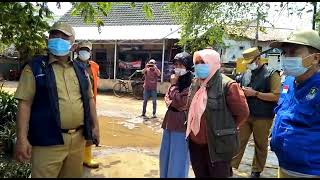 Walikota Bekasi Tinjau Lokasi Banjir di Perum Lingkar Jatiasih.part1