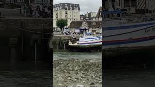 Extrem low tide -  Large ships are on dry land Shipspotting Trouville