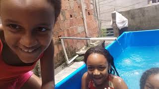 Oi galerinha hoje as meninas estão tomando banho de piscina olha que o gal