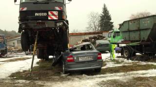 Dropping a truck on a car // LKW auf Auto fallen lassen