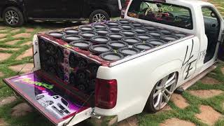 Amarok Abelvolks com 30 subs Zetta Audio no acrílico