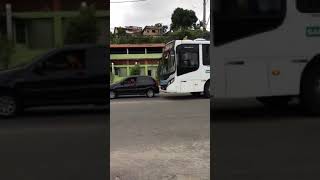 Ônibus arrasta carro pequeno