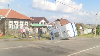 Полицейская "буханка" в ходе погони улетела в кювет. Real video