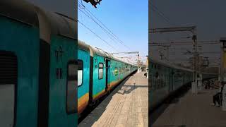 22919 MAS ADI HAMSAFAR EXPRESS ARRIVING IN SURAT #travel #indianrailways #trend #train#trendingvideo