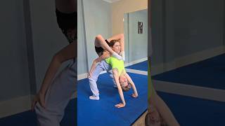 DUO TRAINING with the amazing @mia_contortion 🥨 #contortionduo #contortionists #flexibility