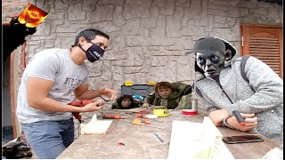 Aquí con Gollum, fabricando un porta llaves...