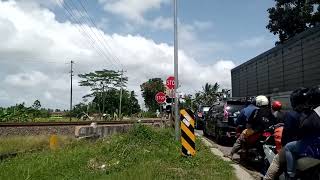 Cerah, palang pintu rel tumpang kutowinangun @mustmetslametriyadi_Railfans #keretaapi #railways #train