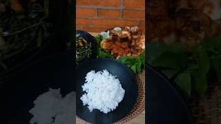 makan sore dengan tumis kangkUng dan ayam Bakar taliwang ala @mboksum enak tenan  rekk....