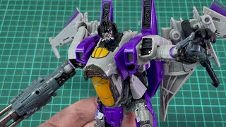 Transformers Studio Series 113 Voyager Skywarp (Robot mode to Cybertronian Jet mode)