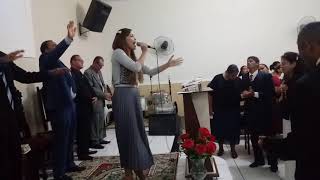 Érika Natyelle ( cantando Soberano Deus )