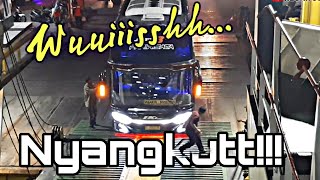 Wuuiiisshh... Nyangkut... Bumper Bus Nyangkut Di Bakauheni