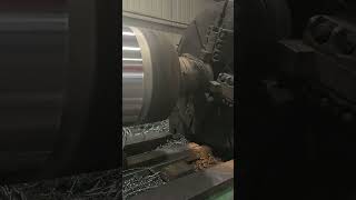 Heavy duty roll turning lathe